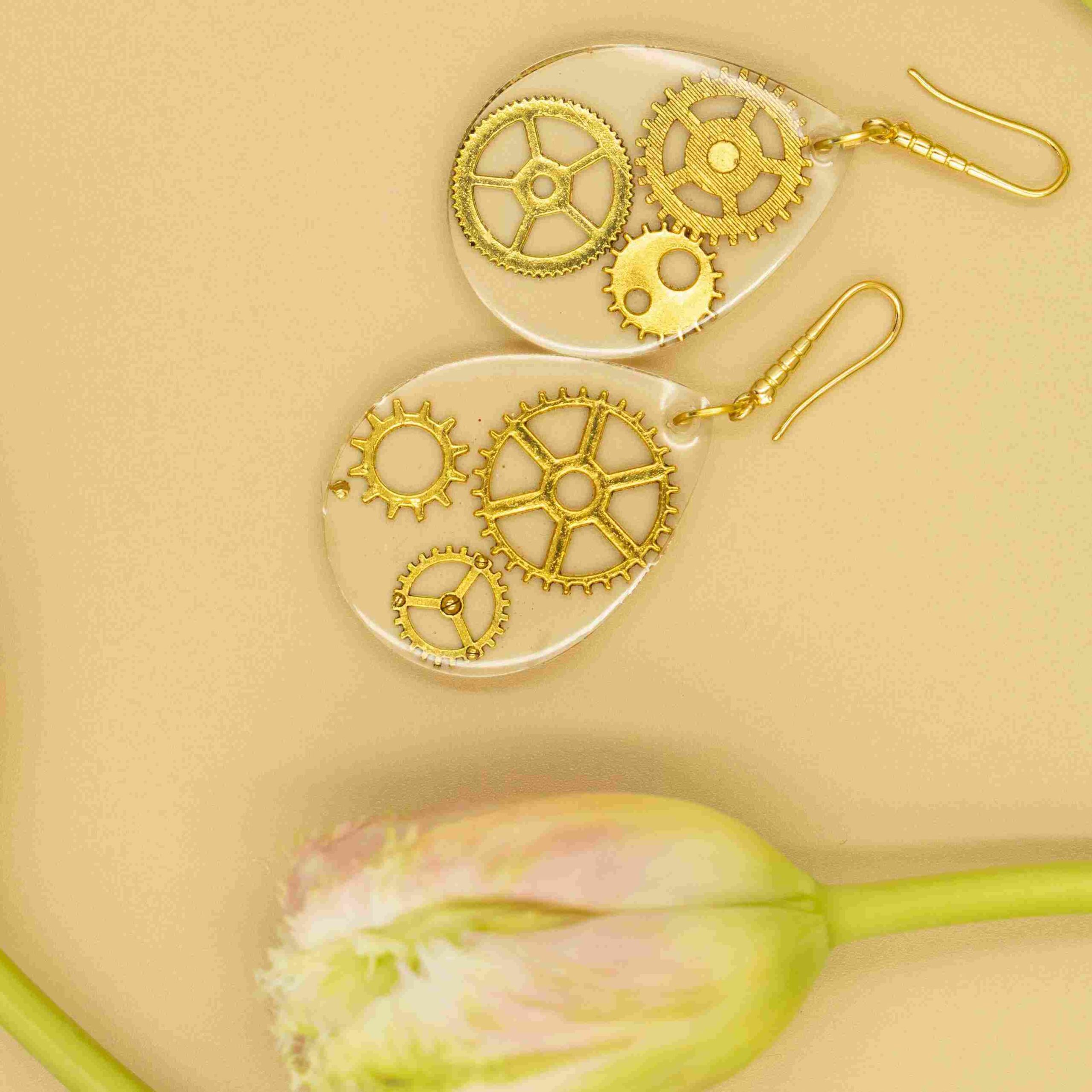 Duże łezki ze złotymi trybami zegara