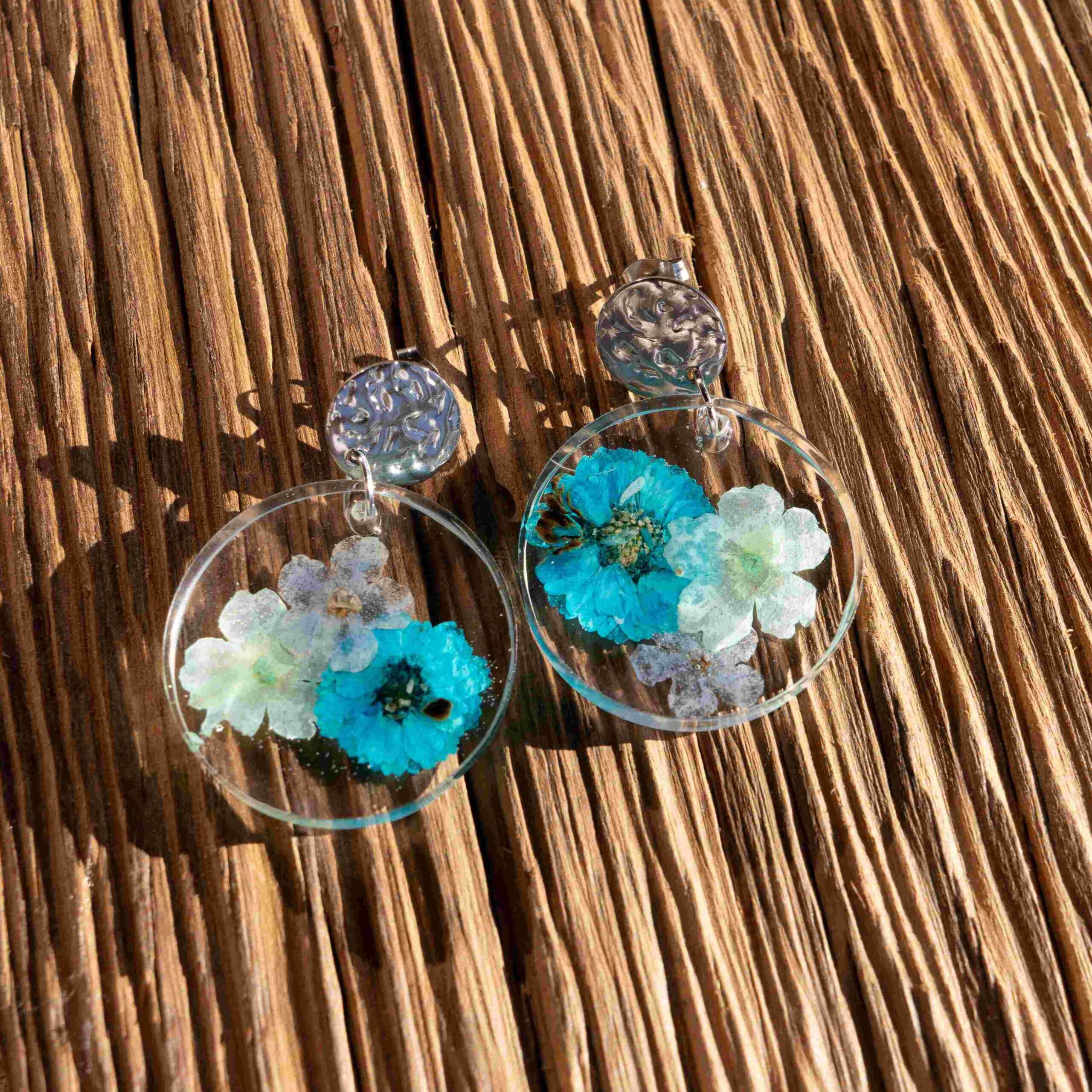 Okrągłe kolczyki z bukietem błękitnych kwiatów