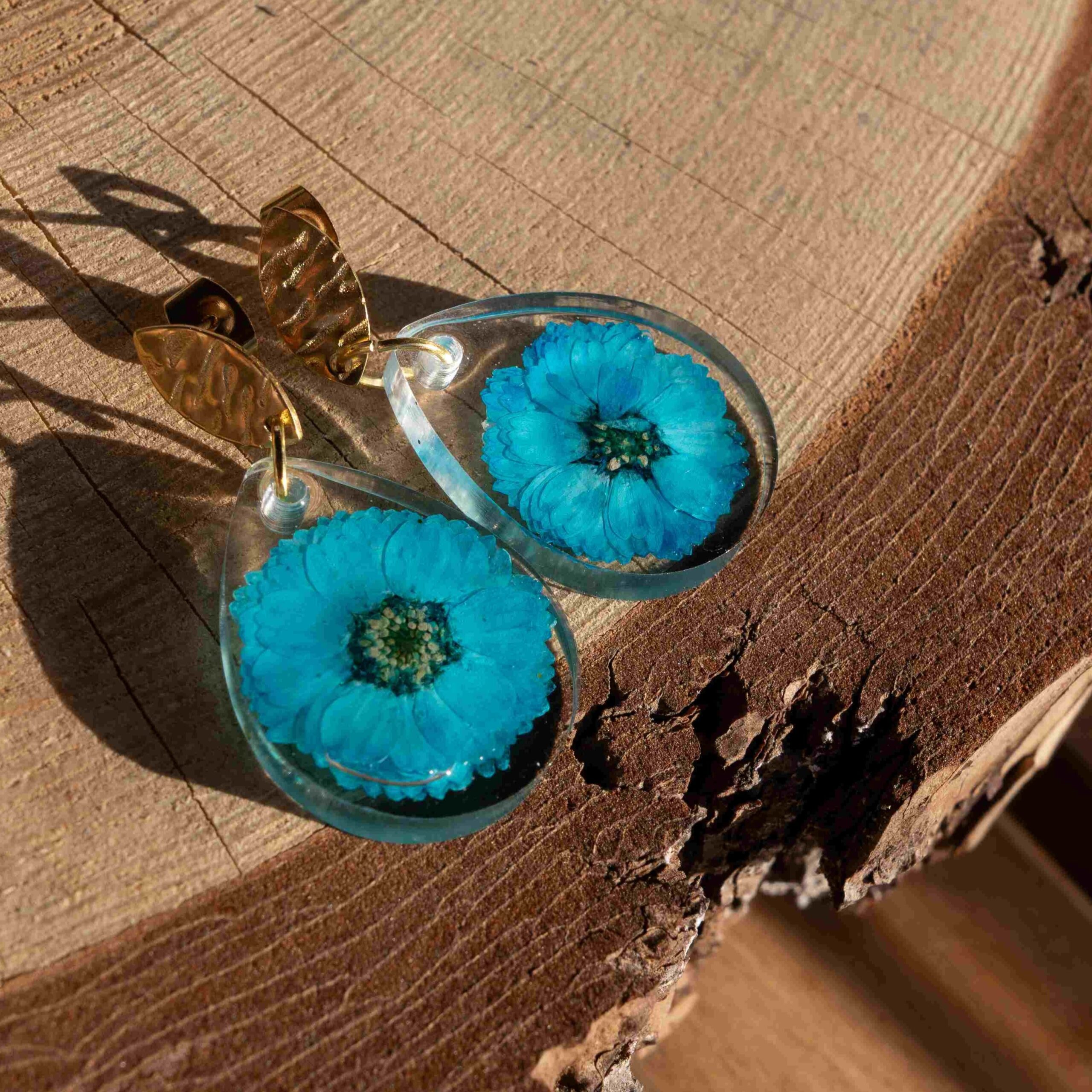 Kolczyki z niebieskim kwiatem