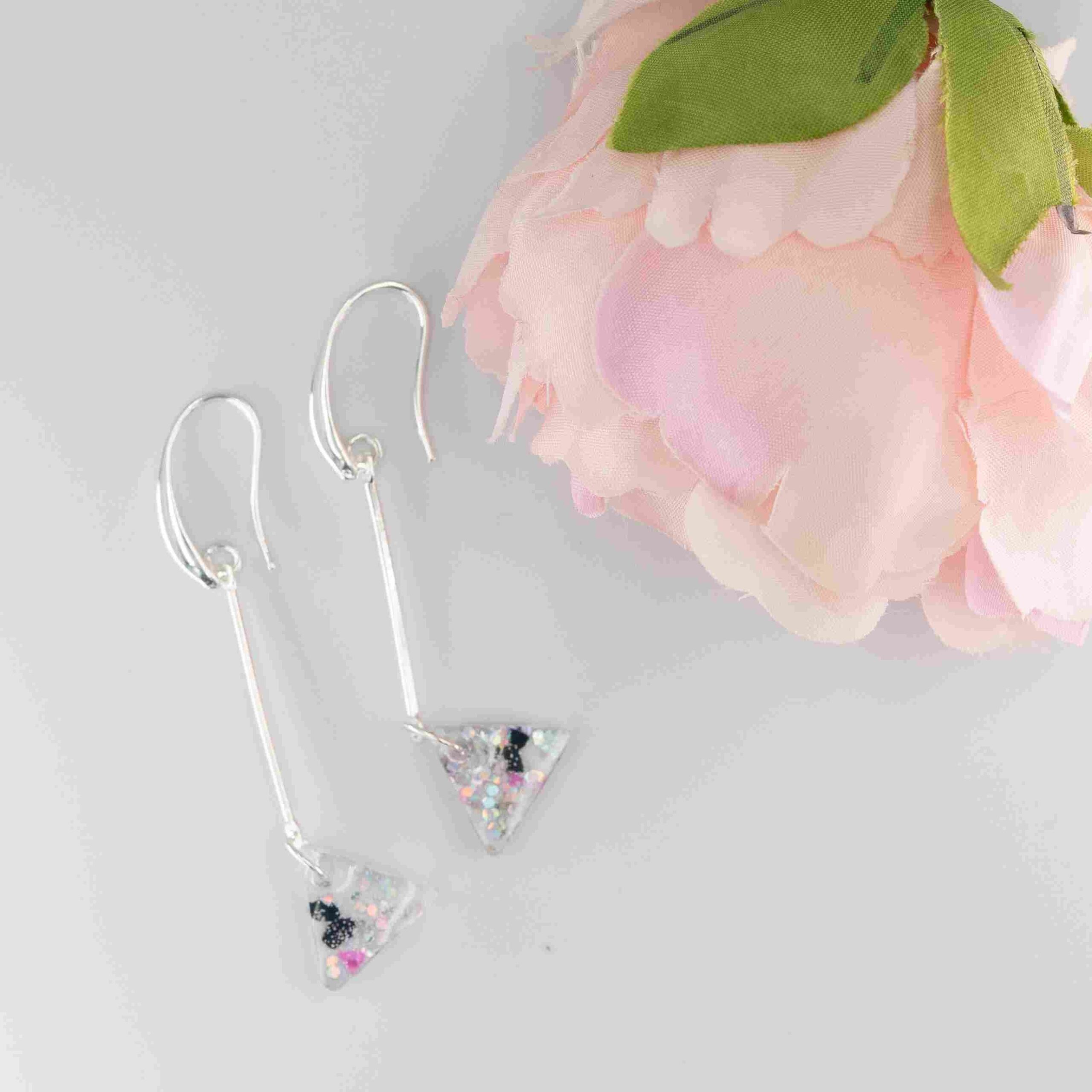 Niewielkie trójkątne kolczyki z brokatem na srebrnym podwieszeniu