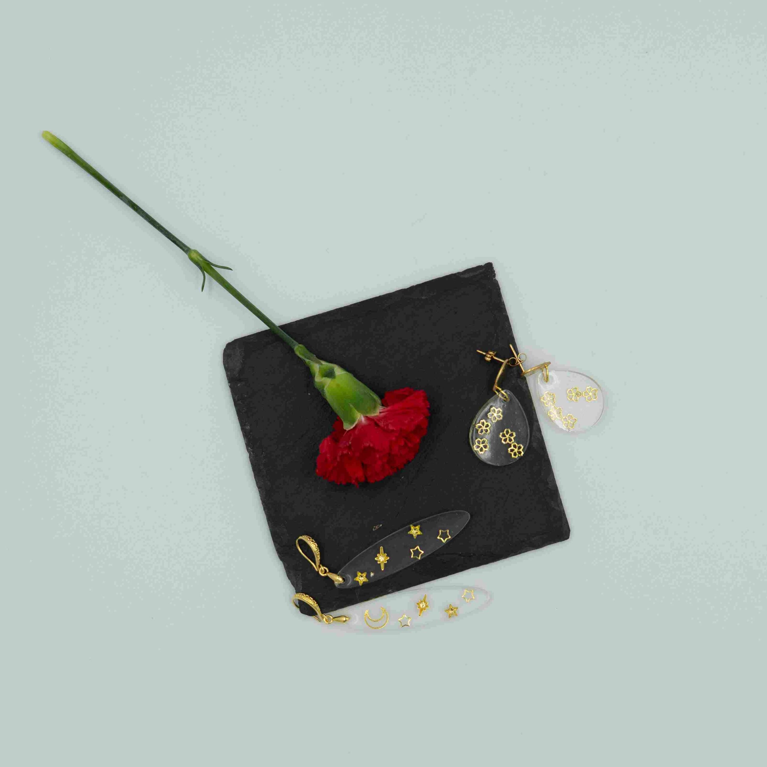 Przezroczyste kolczyki ze złotymi gwiazdami i księżycem