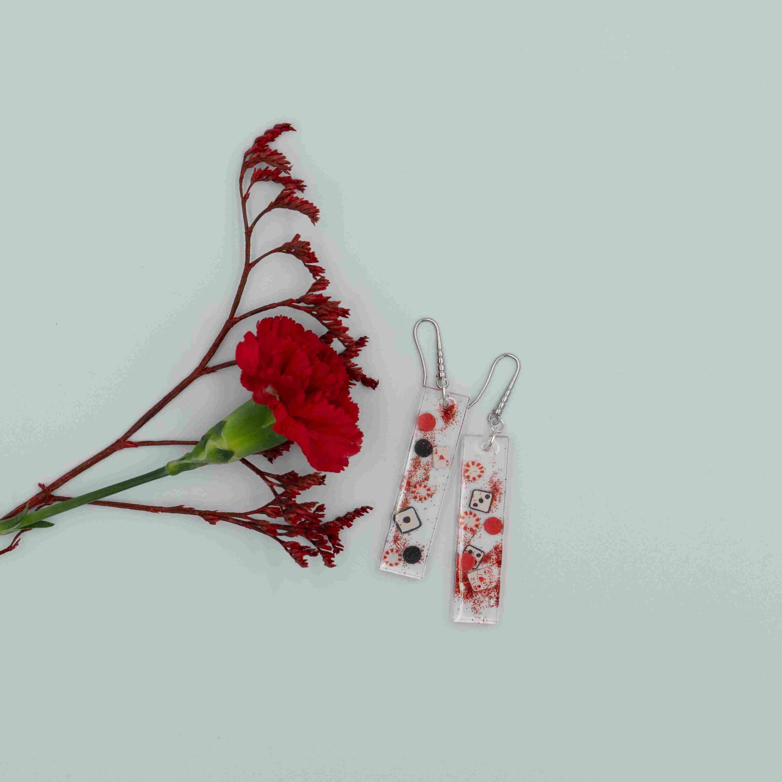 Długie prostokątne kolczyki czarno-czerwone z kartami