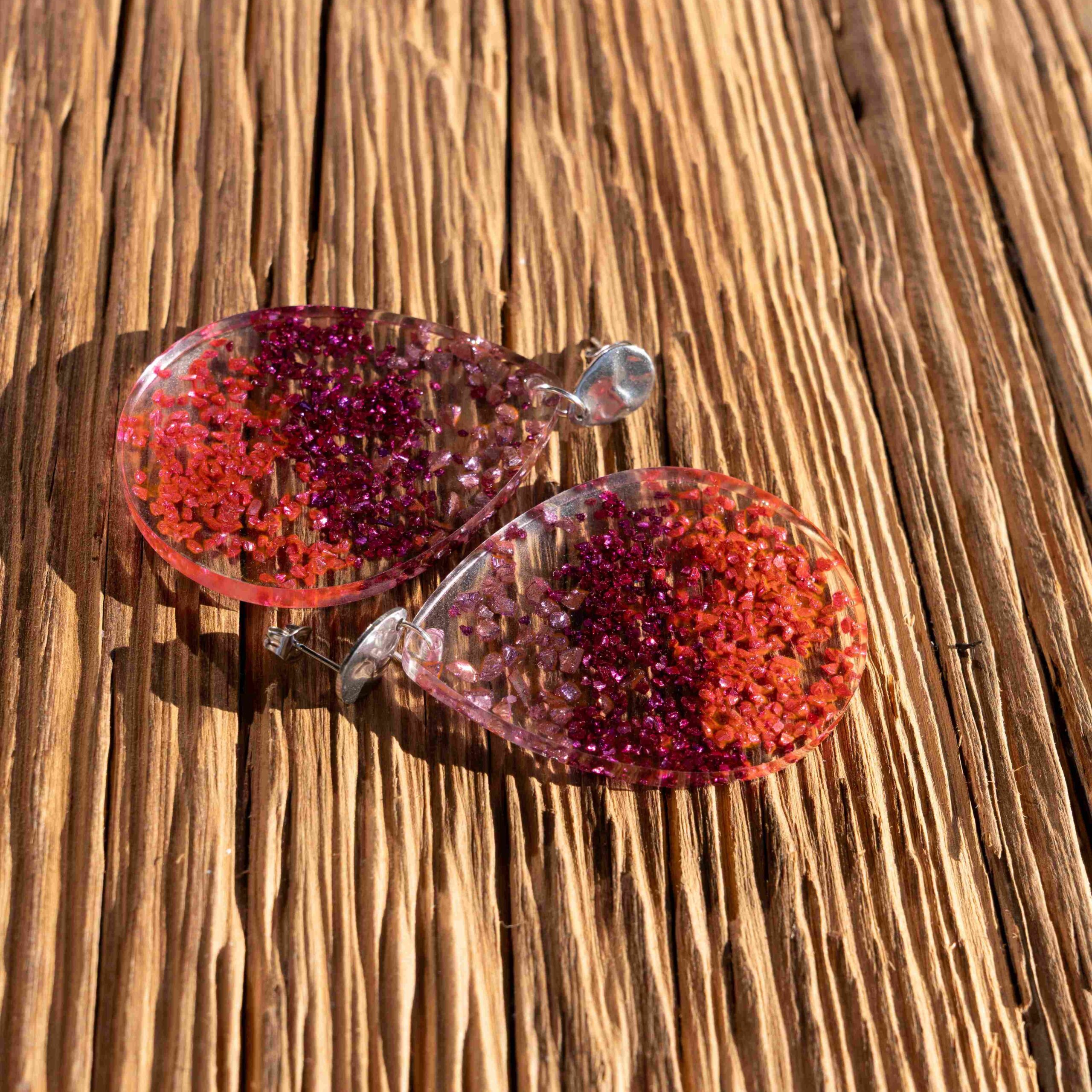 Duże różowo-fioletowe kolczyki w kształcie kropli