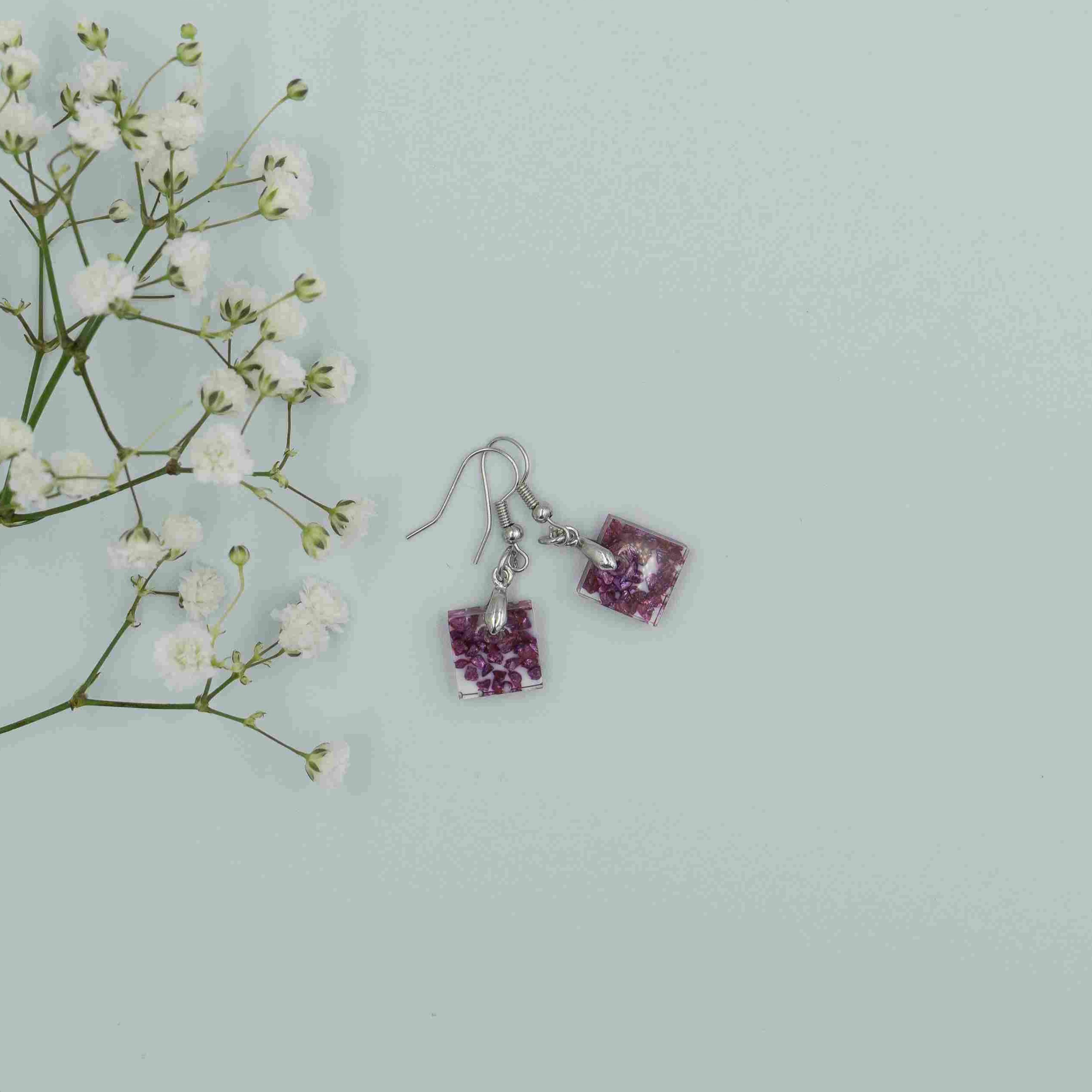 Malutkie kwadratowe kolczyki różowo-fioletowe
