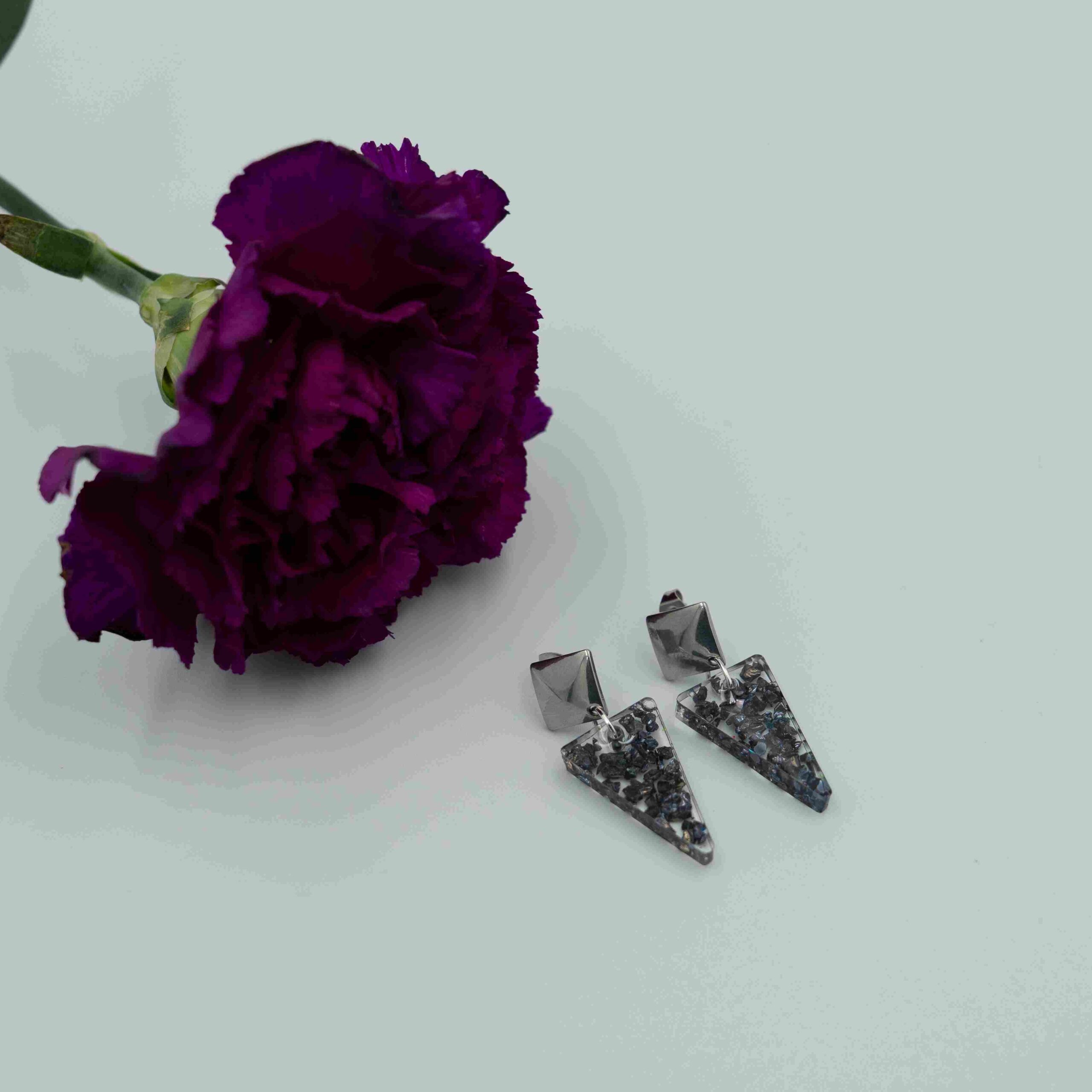 Niewielkie trójkątne kolczyki stalowo-grafitowe