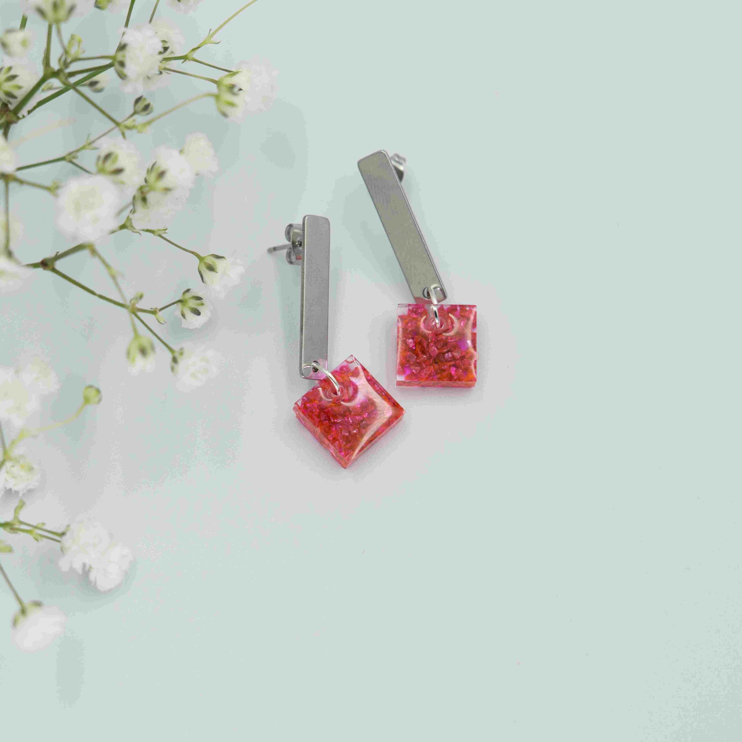 Długie różowe kolczyki w geometrycznych formach