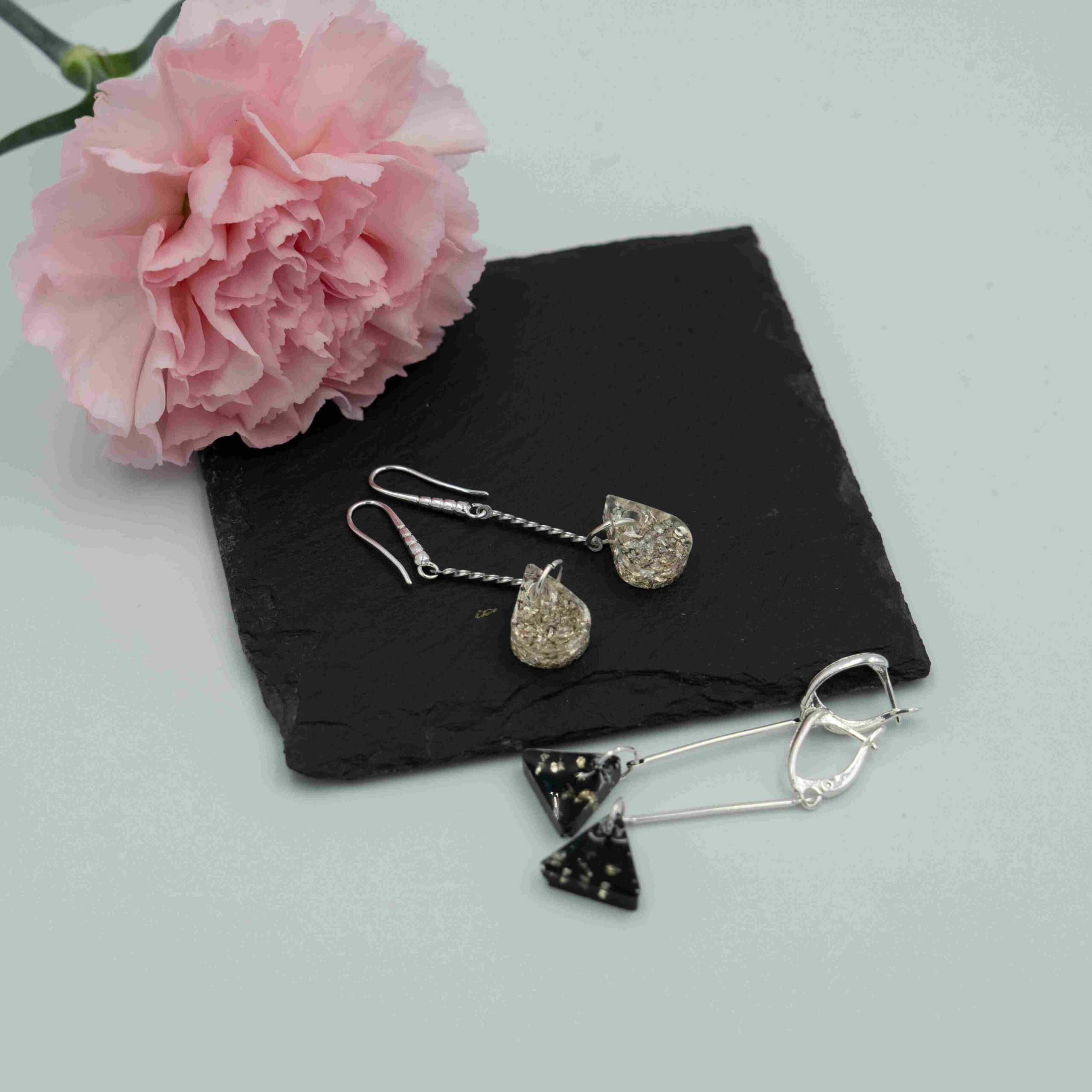 Niewielkie kolczyki w kształcie łezek ze srebrnym szkłem