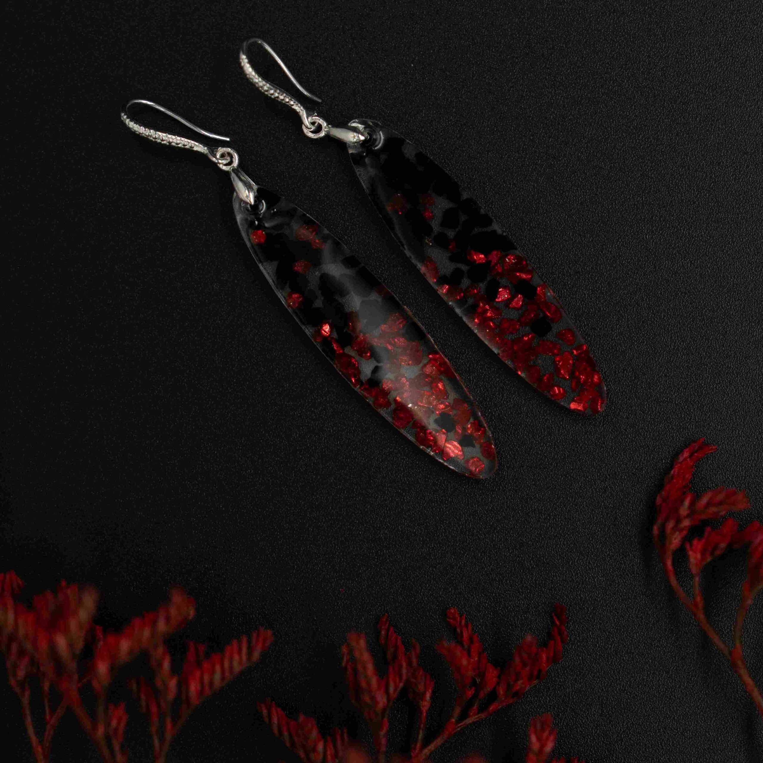 Owalne czarno-czerwone kolczyki