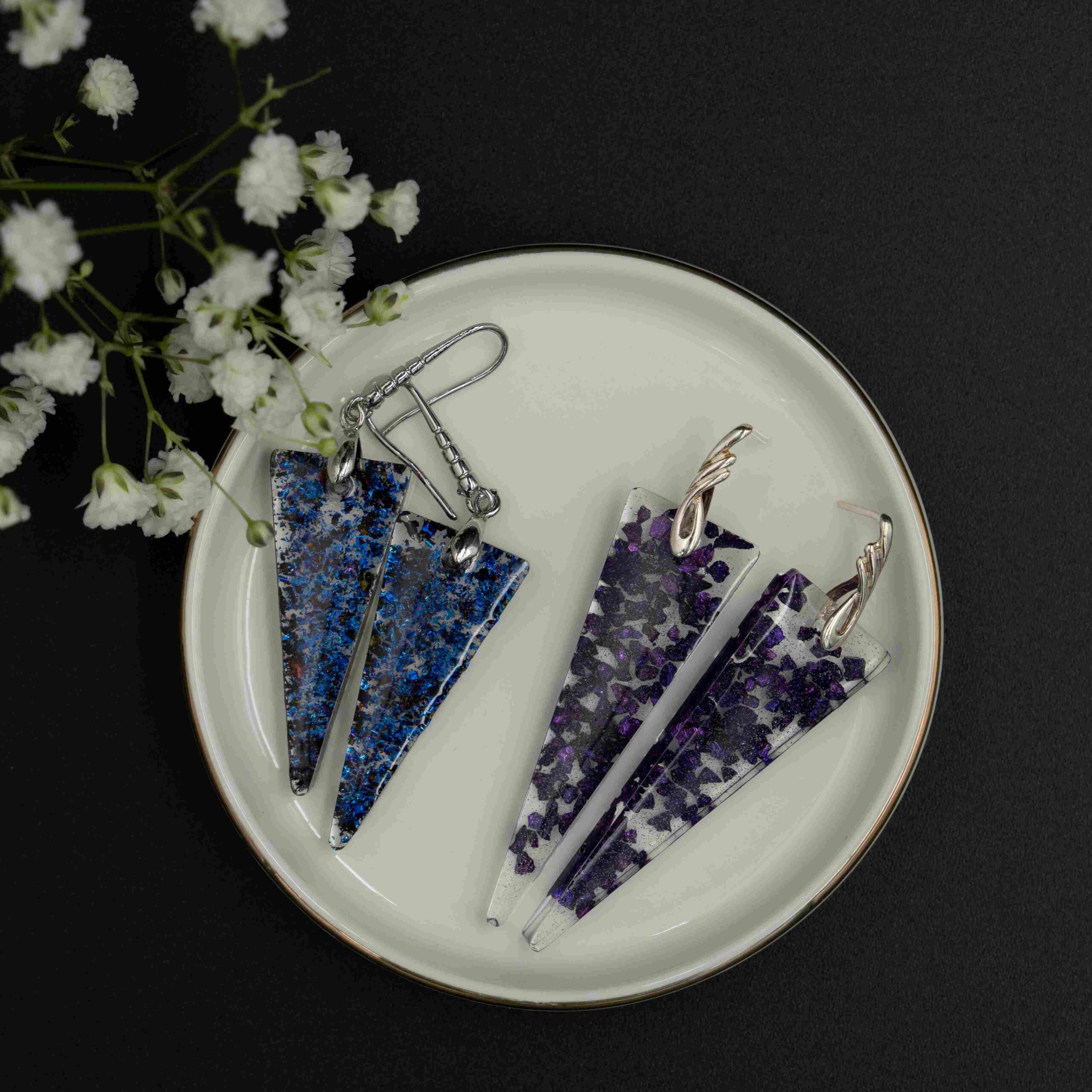Długie kolczyki z fioletowym kruszonym szkłem
