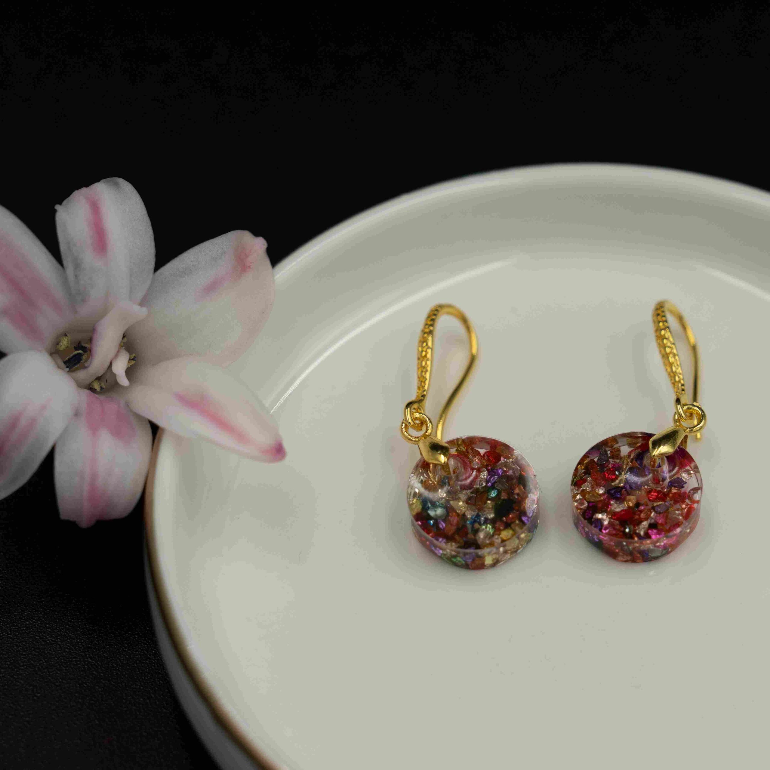 Urocze nieduże kolorowe kolczyki