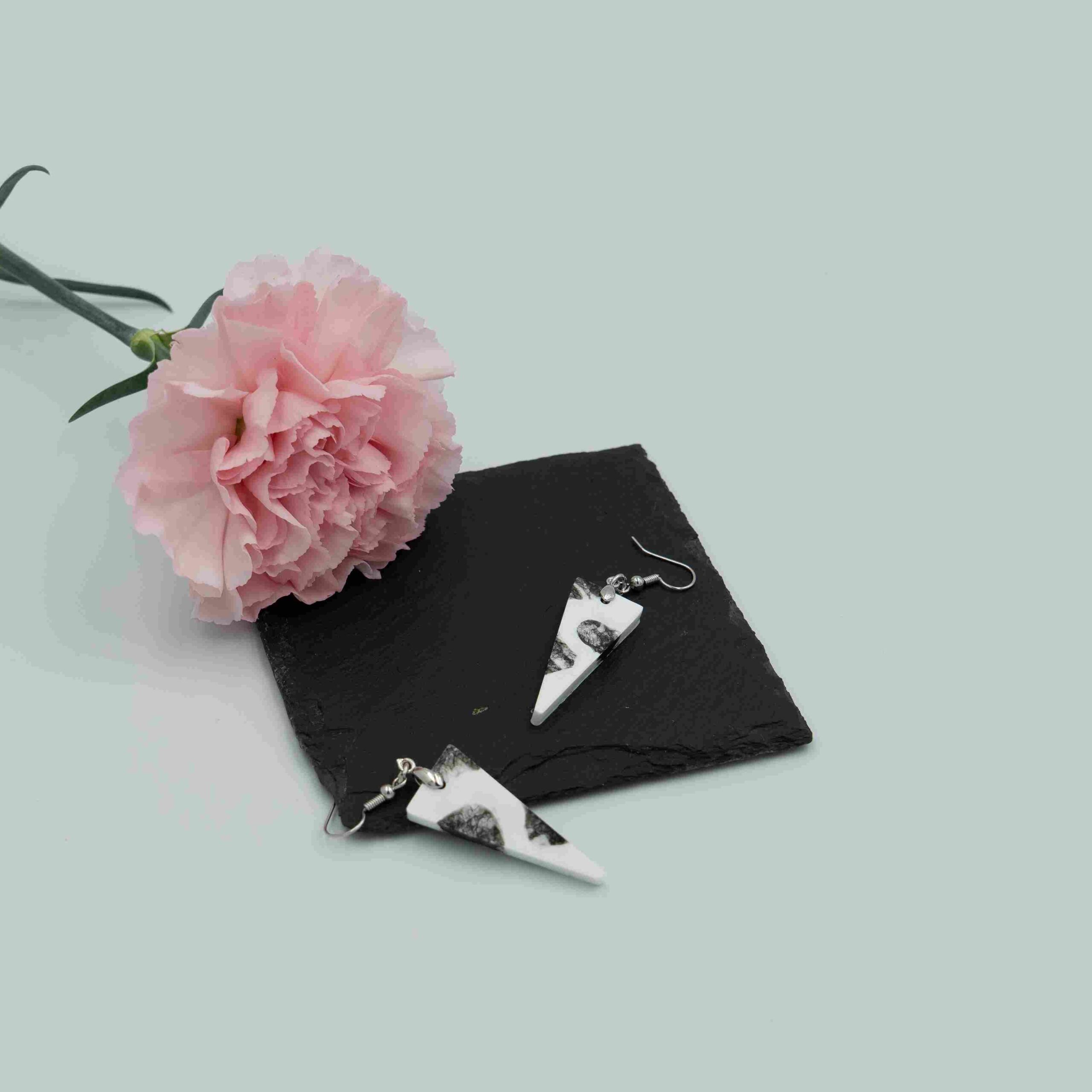 Biało-czarne kolczyki z wzorem