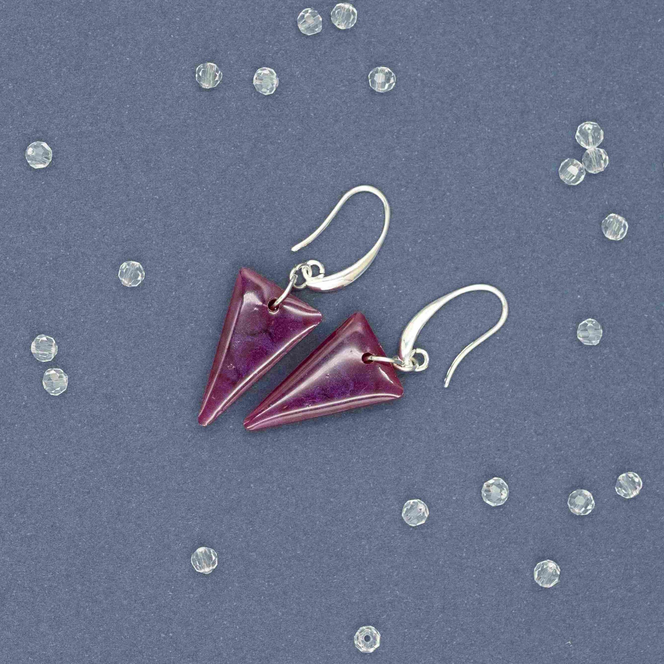 Krótkie kolczyki fioletowe