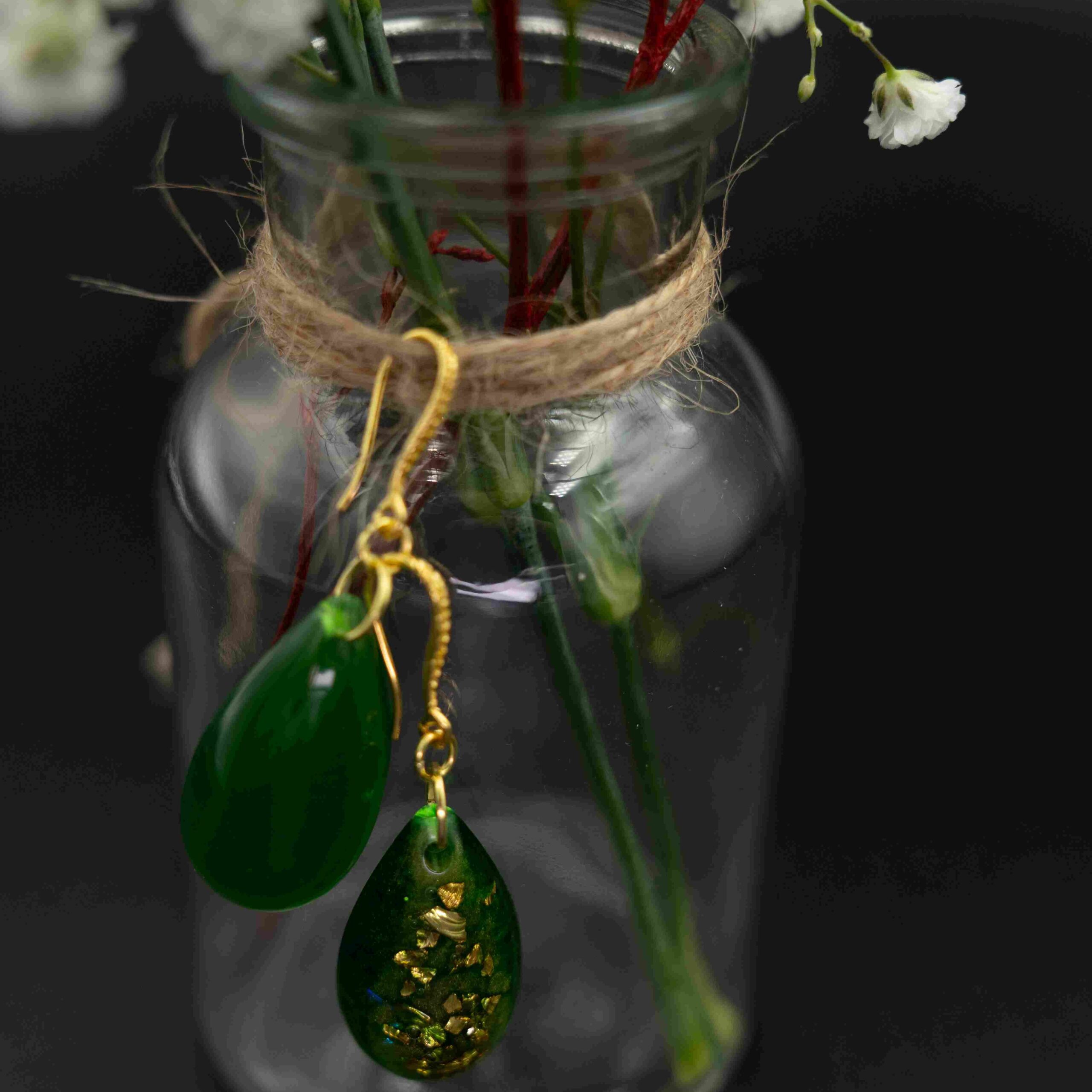 Asymetryczne kolczyki w kolorze butelkowej zieleni