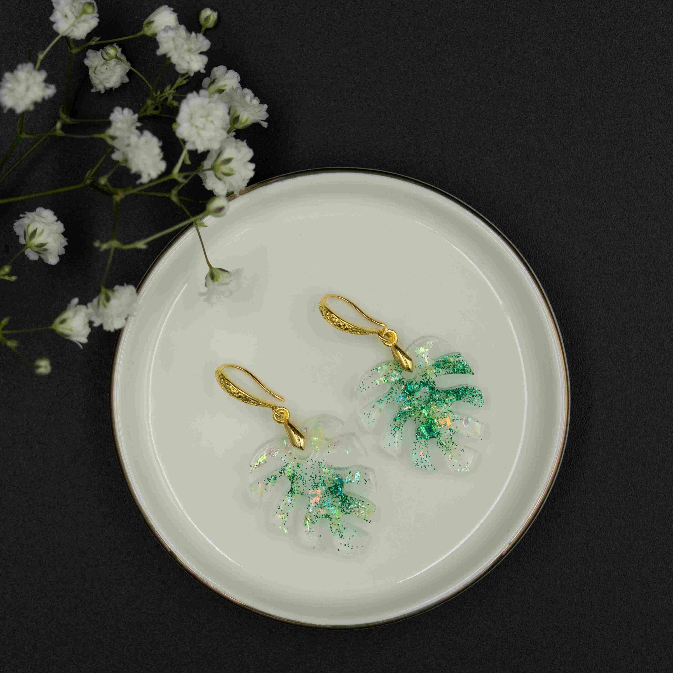 Delikatne kolczyki z motywem monstery