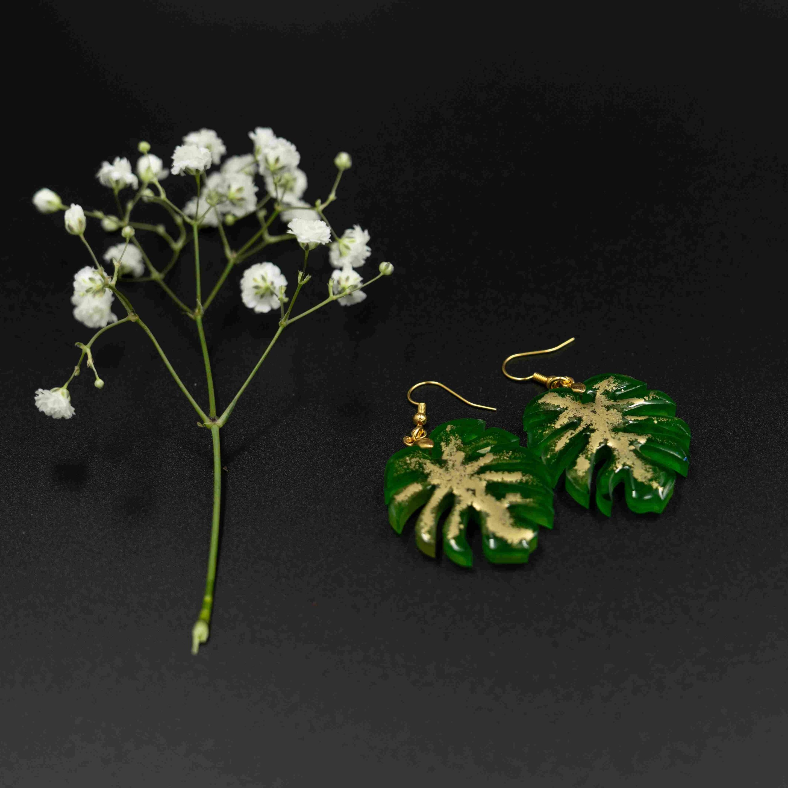 Monstery z barwionej zielonej żywicy