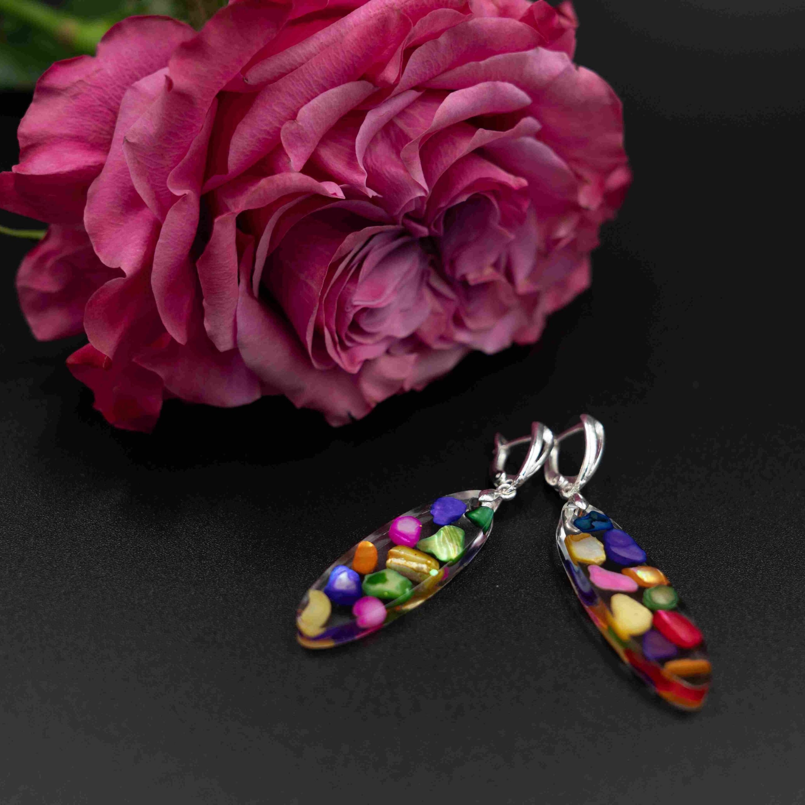 Owalne kolczyki z wielobarwnymi elementami