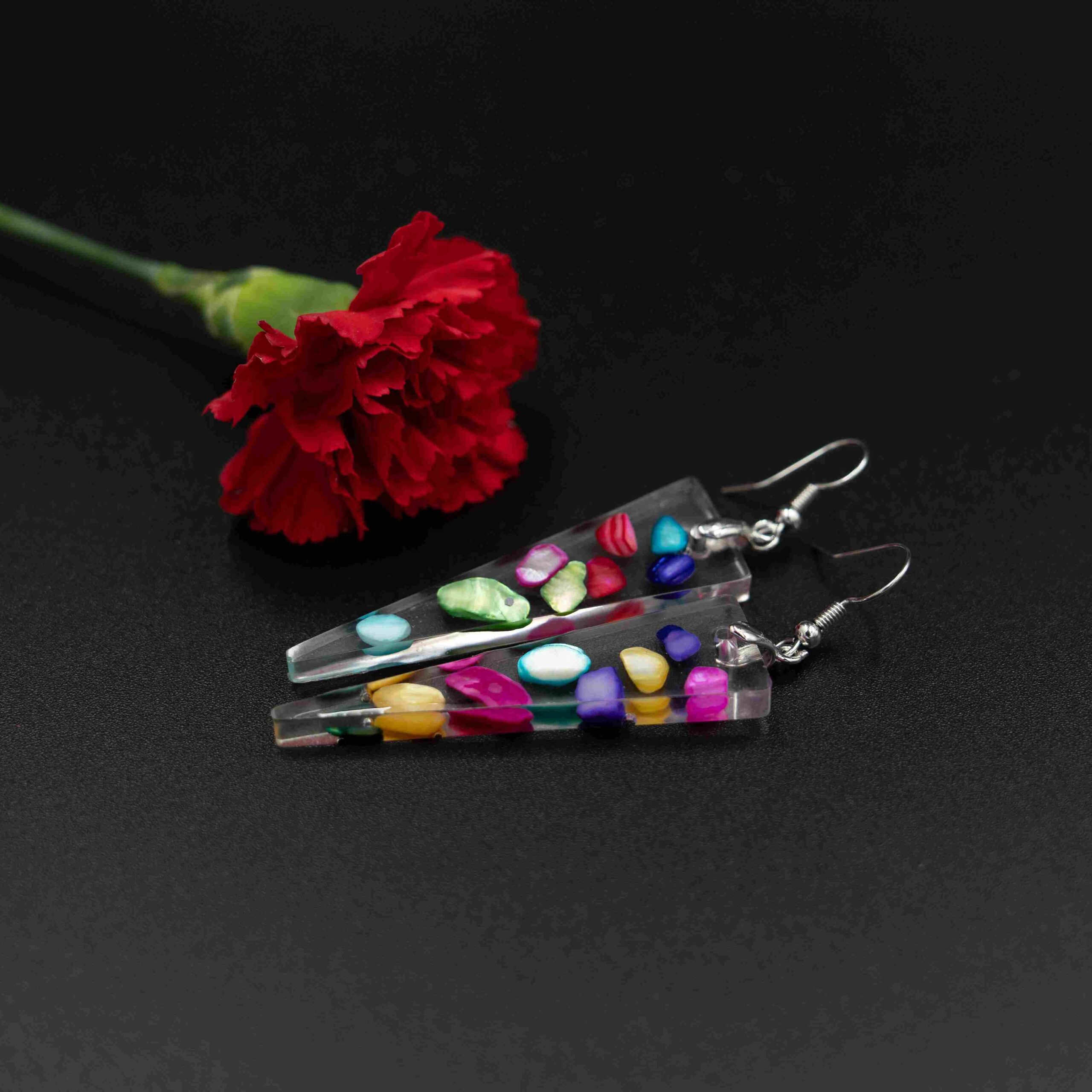 Długie wielobarwne kolczyki