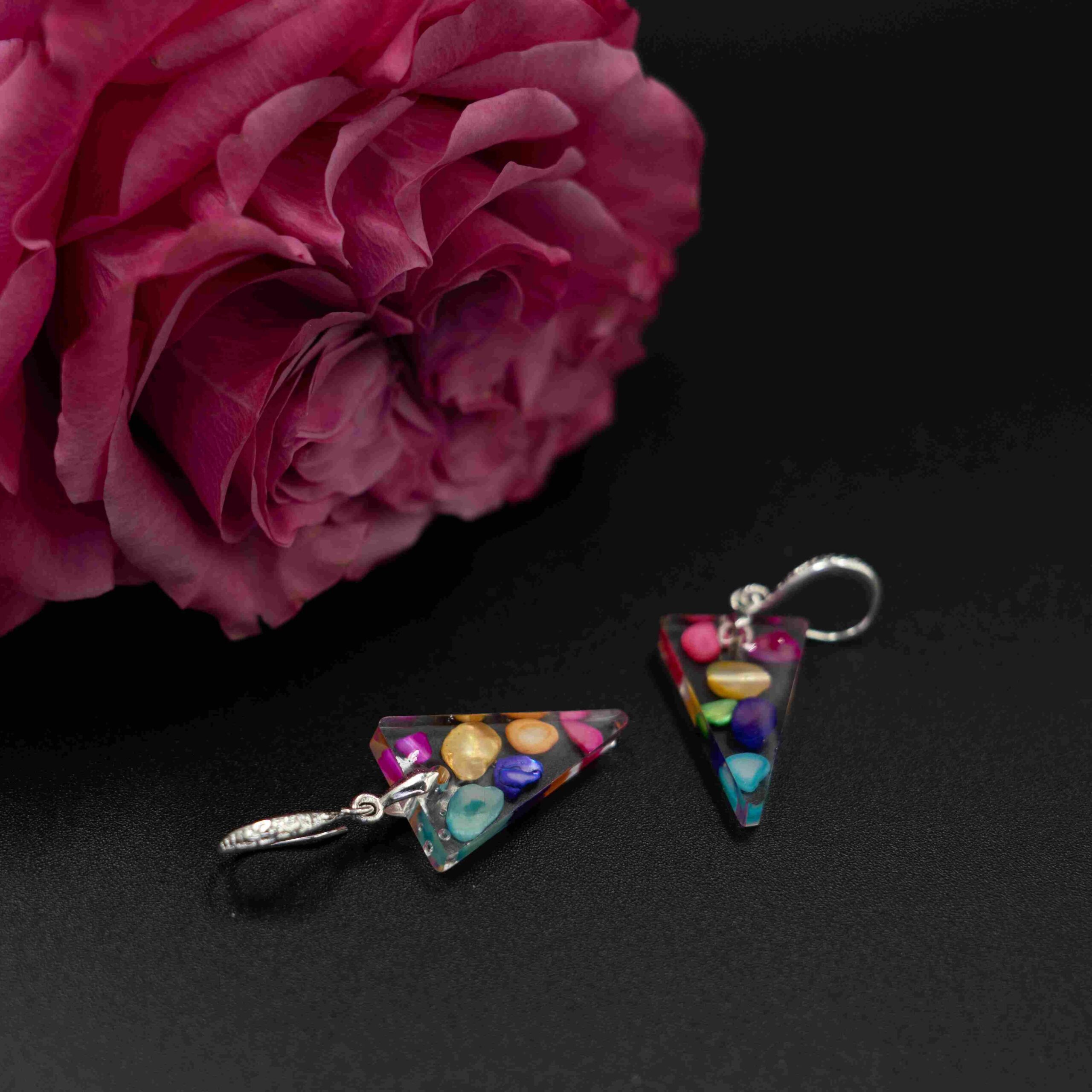 Nieduże wielobarwne trójkątne kolczyki