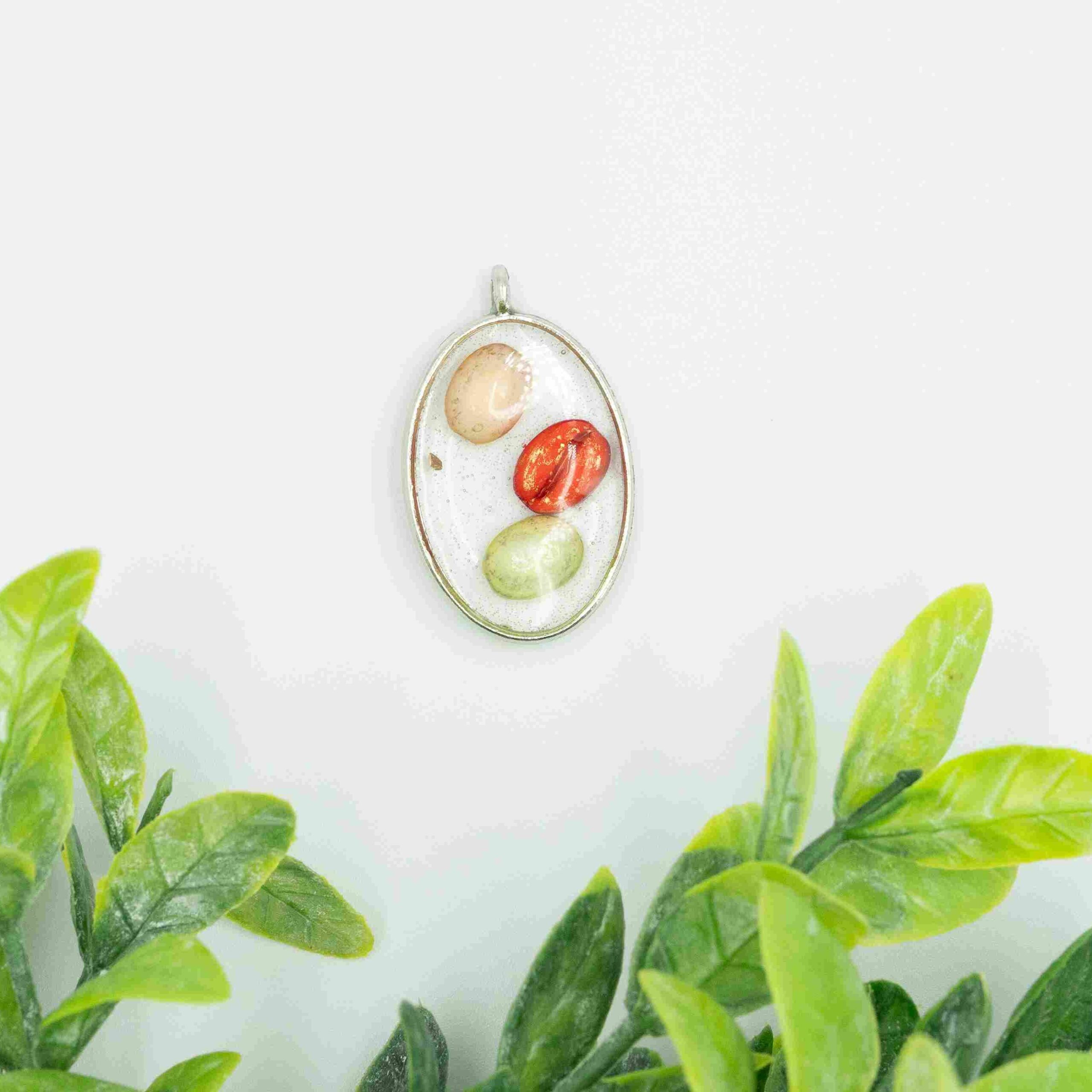 Srebrna zawieszka z kolorowymi ziarnami kawy